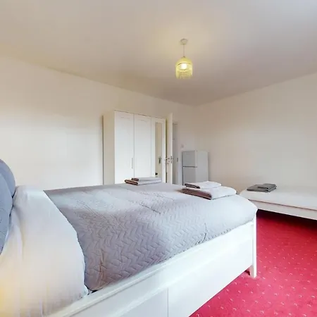 Cheerful 4 Bedroom Victorian House With Back Courtyard Holiday home *