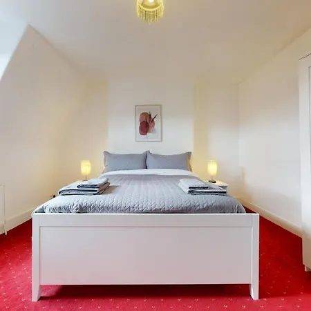 Holiday home Cheerful 4 Bedroom Victorian House With Back Courtyard