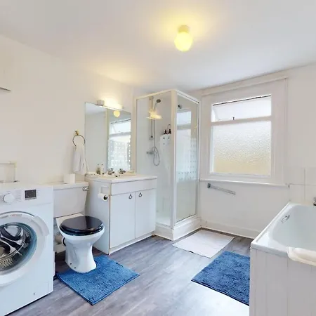 Cheerful 4 Bedroom Victorian House With Back Courtyard London