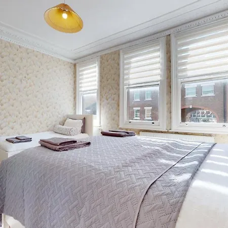 Holiday home Cheerful 4 Bedroom Victorian House With Back Courtyard *