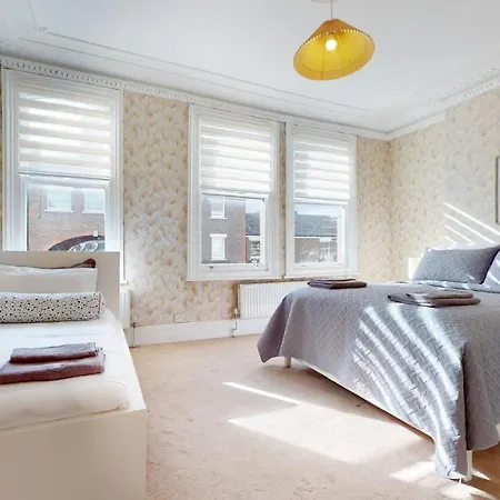 Holiday home Cheerful 4 Bedroom Victorian House With Back Courtyard *