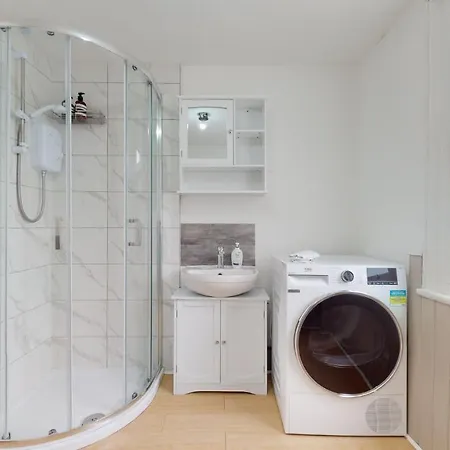 Cheerful 4 Bedroom Victorian House With Back Courtyard
