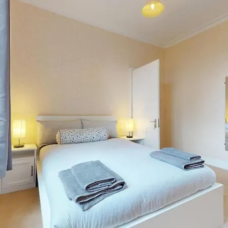 Cheerful 4 Bedroom Victorian House With Back Courtyard *