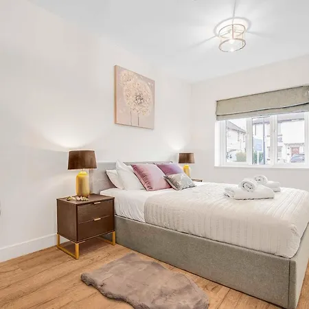 Stylish West Oasis: Two-bedroom With Workspace * London