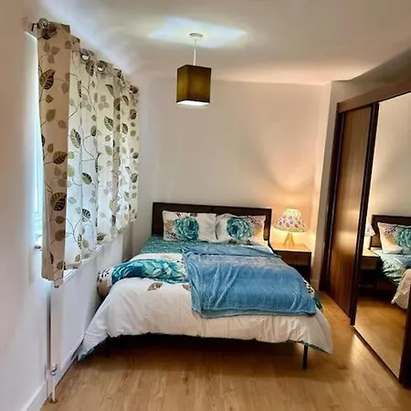 Spacious 3bhk Near Heathrow Holiday home Cranford