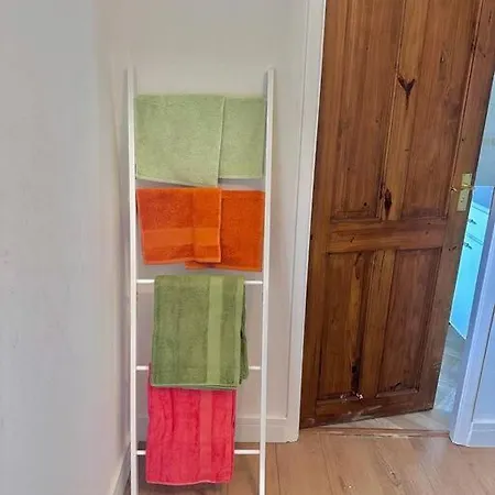 Holiday home Spacious 3bhk Near Heathrow *