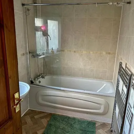 Holiday home Spacious 3bhk Near Heathrow