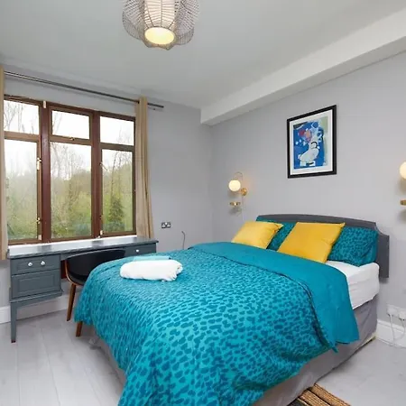 Large London With Free Parking * Winchmore Hill