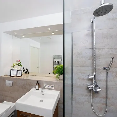 Trafalgar Sq 1 Bedr, 3 Beds Sleeps 6 *