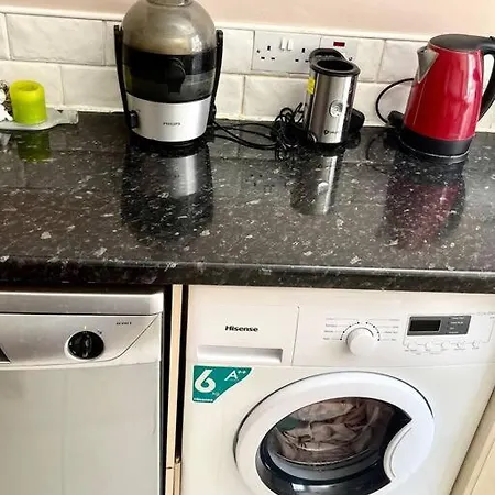 1 Bedroom Near Hyde Park Apartment