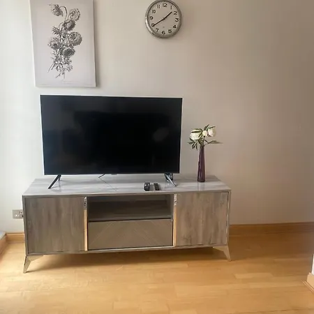 Cozy Two Bedroom Flat In The Heart Of *