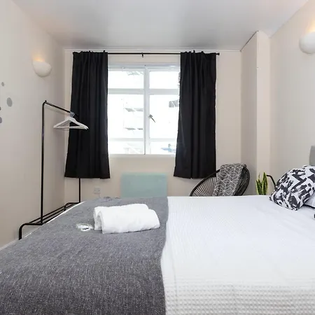 Cosy 30 Seconds To Aldgate East Station *