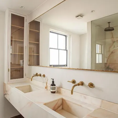 The Luxury Fulham Townhouse بيت للعطل