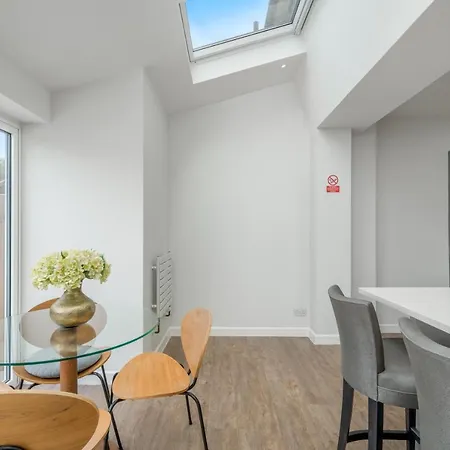 Elegant 3 Bedroom Retreat Minutes From Canary Wharf London