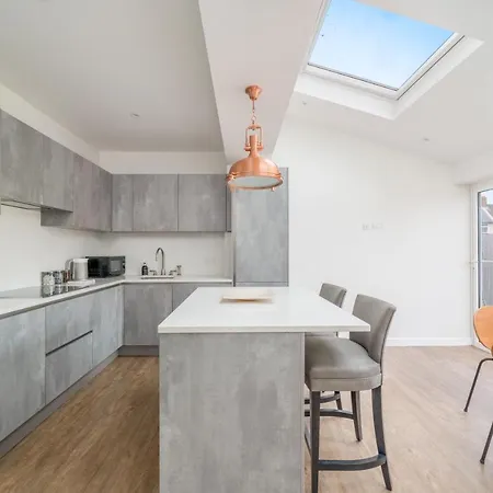 Elegant 3 Bedroom Retreat Minutes From Canary Wharf * London