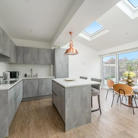 Elegant 3 Bedroom Retreat Minutes From Canary Wharf Holiday home