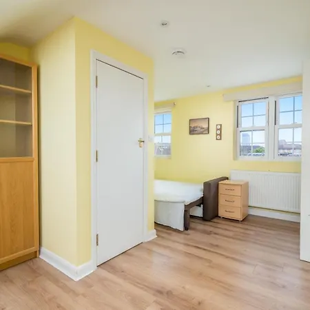 Holiday home Elegant 3 Bedroom Retreat Minutes From Canary Wharf London