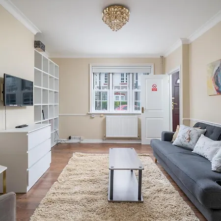 Elegant 3 Bedroom Retreat Minutes From Canary Wharf Holiday home London