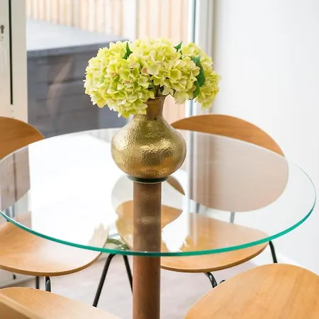 Elegant 3 Bedroom Retreat Minutes From Canary Wharf Holiday home