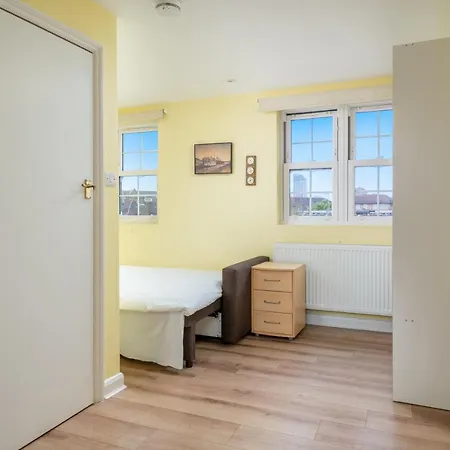 Elegant 3 Bedroom Retreat Minutes From Canary Wharf *