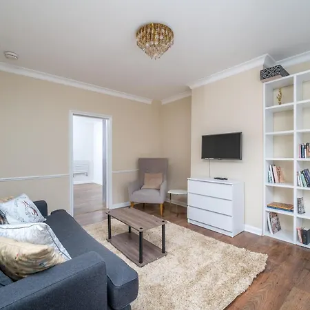 Elegant 3 Bedroom Retreat Minutes From Canary Wharf