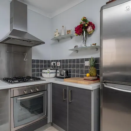 Joivy Cozy 1 Bed Flat With Garden In North Kensington London