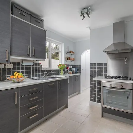 Joivy Cozy 1 Bed Flat With Garden In North Kensington