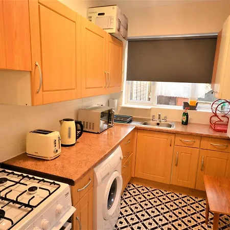 Lovely 3 Bedroom House Near Barking Station Barking (Greater London)