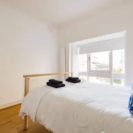 Stylish & Spacious Notting Hill Loft Apartment *