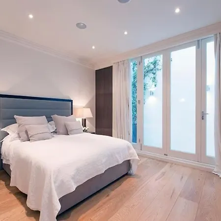 5 Double Bed Town House In South Kensington *