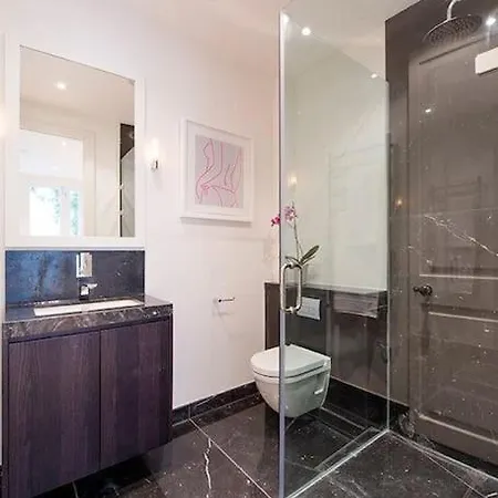 5 Double Bed Town House In South Kensington