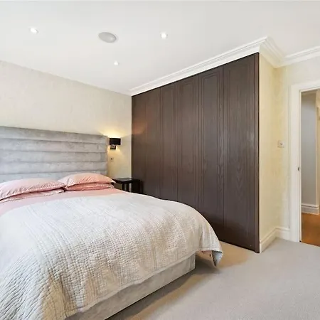 Villa 5 Double Bed Town House In South Kensington
