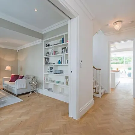 5 Double Bed Town House In South Kensington