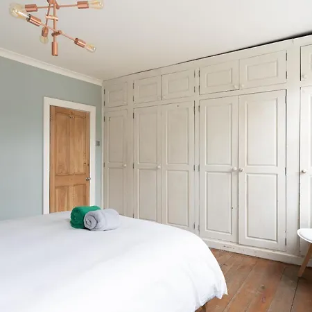 Stunning Townhouse With Large Roof Terrace