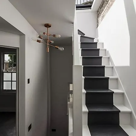 Stunning Townhouse With Large Roof Terrace London