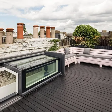 Stunning Townhouse With Large Roof Terrace Apartment London