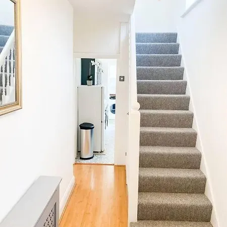 Stunning Modern Cozy 5 Star 3 Bedroom House-free Parking Greater London Metro Stations Hosted By Tony