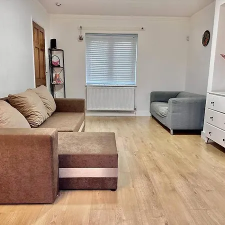 Spacious 3bhk Near Heathrow Cranford