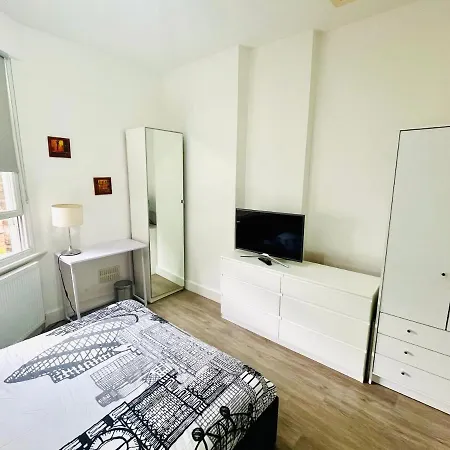 Cozy In Hampstead Heath Apartment