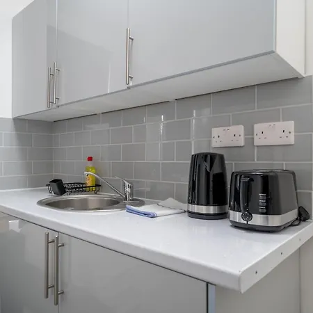 Selwyn Road Apartment *