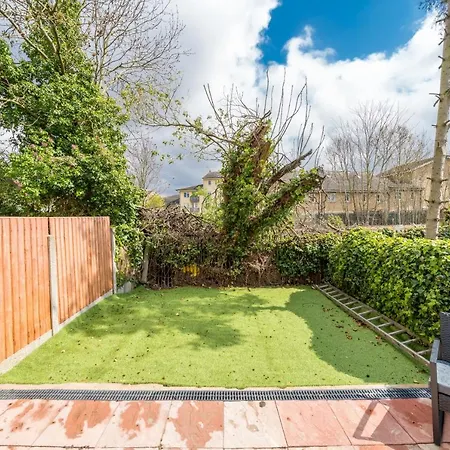 Selwyn Road Apartment *