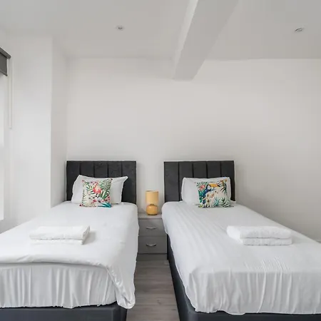 Apartment Selwyn Road London