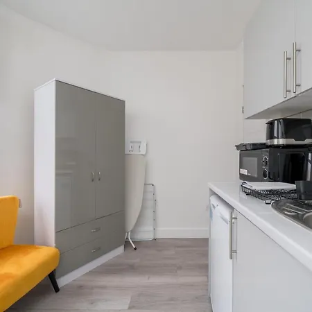 Apartment Selwyn Road London