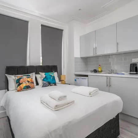 Selwyn Road Apartment *