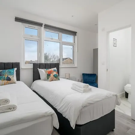 Selwyn Road Apartment *