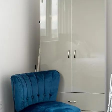 Selwyn Road Apartment *