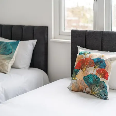 Selwyn Road Apartment *