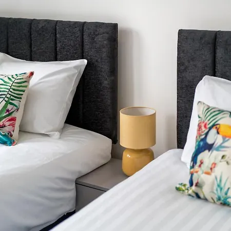 Apartment Selwyn Road *