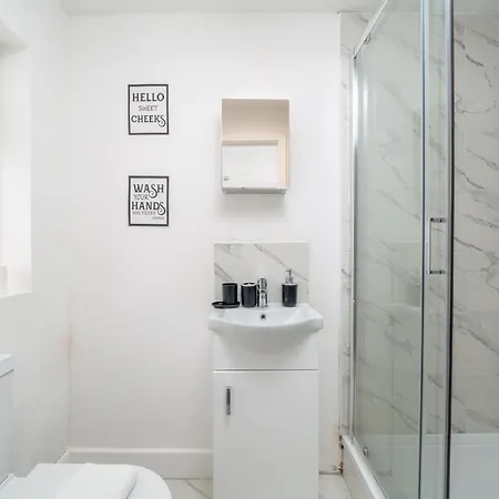 Selwyn Road Apartment London