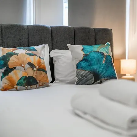 Selwyn Road Apartment *